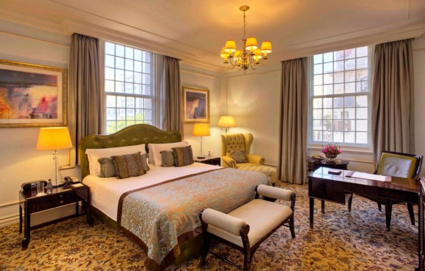 Luxury King Room with Mountain View – Heritage Wing