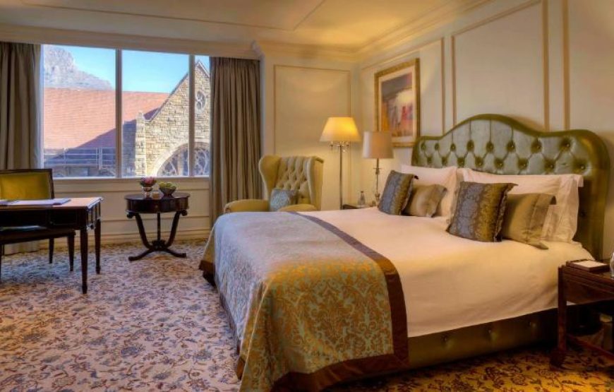 Luxury King Room with Mountain View – Heritage Wing
